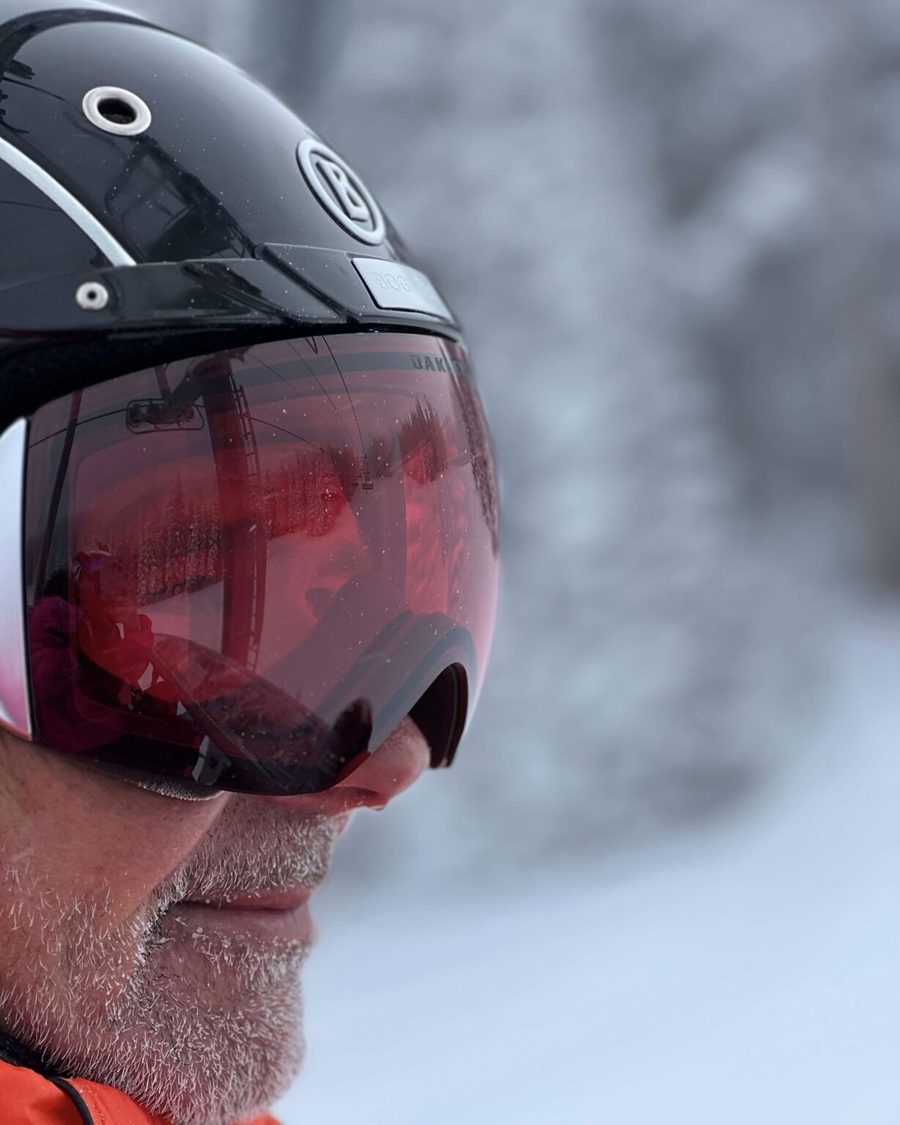 Nahaufnahme eines Skifahrers mit Helm und Skibrille im Schneetreiben