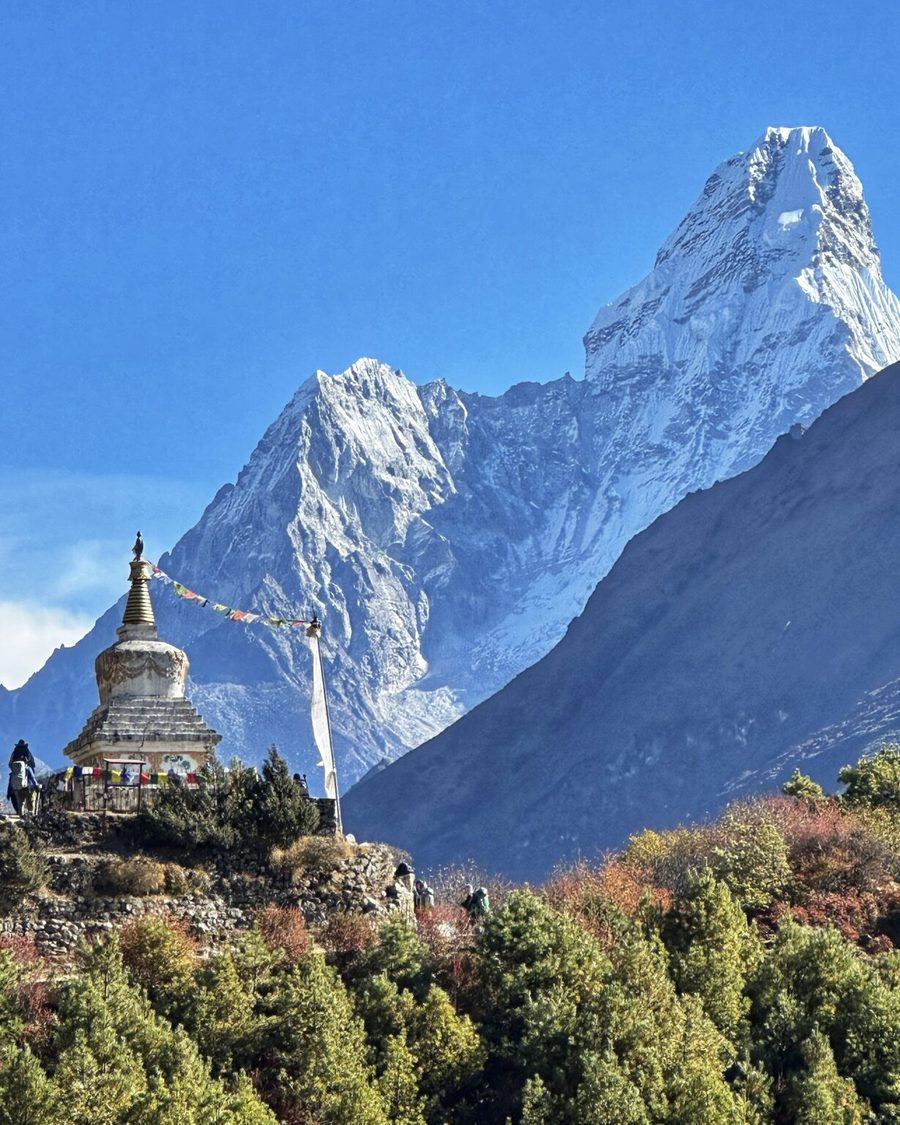 Stupa mit Gebetsfahnen vor der Bergkette der Ama Dablam