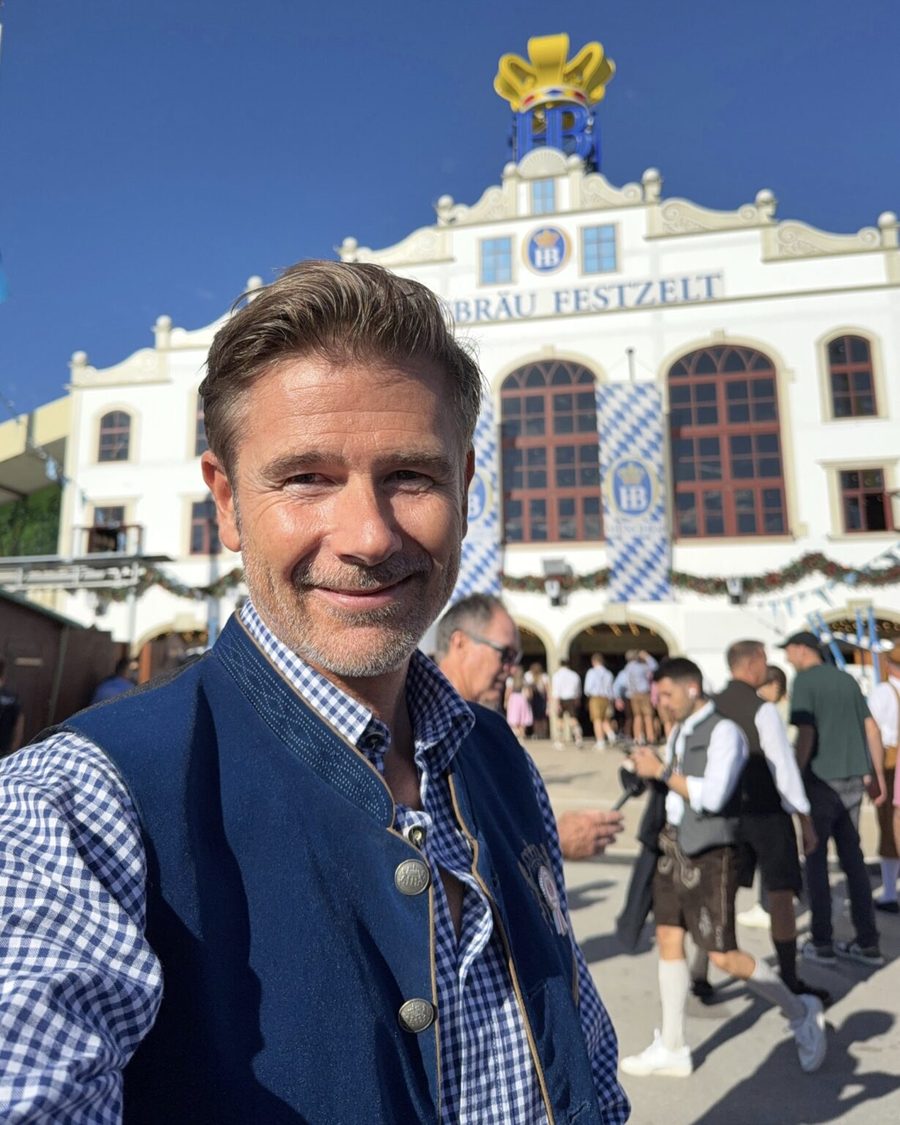 André Gebel in Tracht vor dem Hofbräu-Festzelt auf dem Oktoberfest